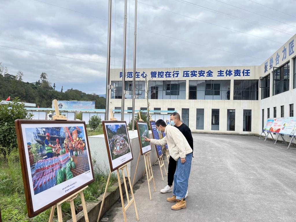 2022年11月14日，，重庆大发500公路建设史上摄影展首次走进建设工地——巫云开公司组织“贯彻落实党的二十大精神 起劲开创巫云开建设新时势——巫云开大发500摄影巡展”。。。。。。 (2)
